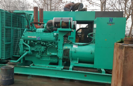 弥勒发电机组如何判断水冷式机油散热器内部是否需要清洗？